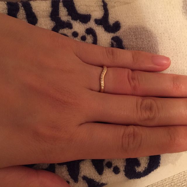 【ティファニー(Tiffany & Co.)の口コミ】 シンプルなものが欲しくて、婚約指輪がゴールドなので、重ね付けできるよ…