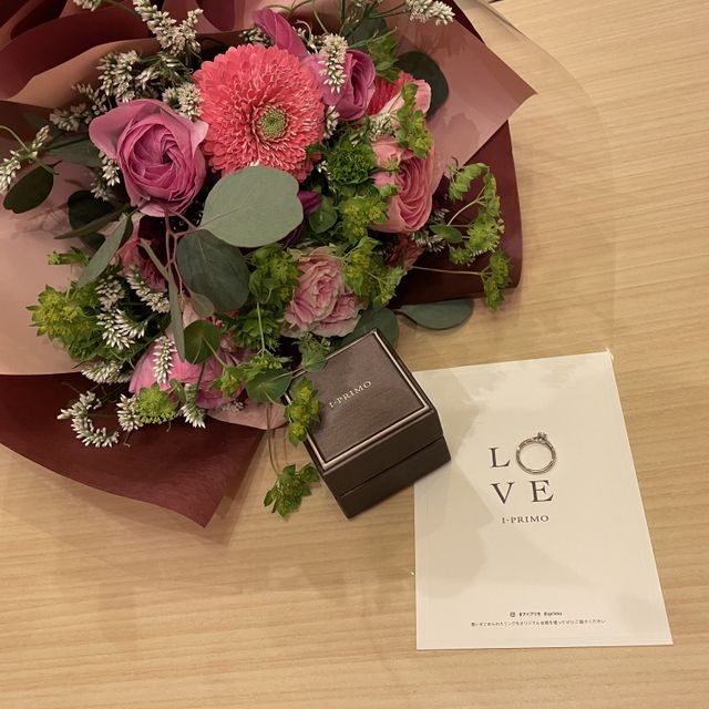 【アイプリモ(I-PRIMO)の口コミ】 シンプルかつ光り輝くデザインで魅了された。メインダイヤの下にサブダイ…