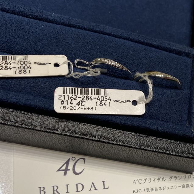 【4℃ BRIDAL(ヨンドシーブライダル)の口コミ】 婚約指輪に合わさるようなデザインがよく、色々見させていただきました。…
