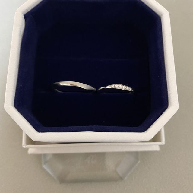 【4℃ BRIDAL(ヨンドシーブライダル)の口コミ】 一部分にダイヤモンドが入っている、かつ婚約指輪と重ねてつけられる結婚…