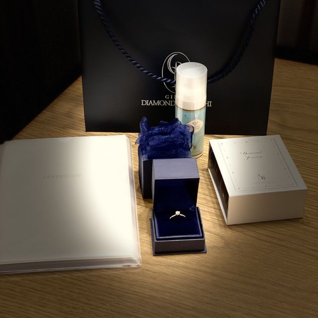 【銀座ダイヤモンドシライシの口コミ】 スマイルプロポーズリングを利用。
他店と違い元になるダイヤモンドを決め…