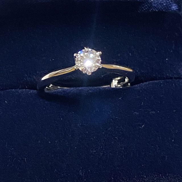【銀座ダイヤモンドシライシの口コミ】 スマイルプロポーズリングを利用。
他店と違い元になるダイヤモンドを決め…