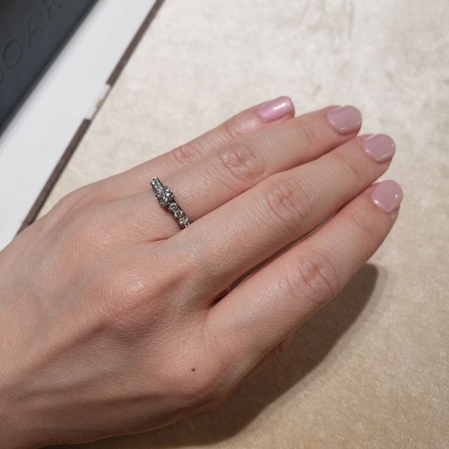 【ブルガリ(BVLGARI)の口コミ】 婚約指輪らしい大きな石が１つついているタイプのエレガントなものと、こ…