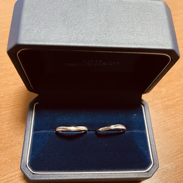 【銀座ダイヤモンドシライシの口コミ】 デザインが可愛くて一目惚れしました。
指の形的にウェーブ型が似合うと教…