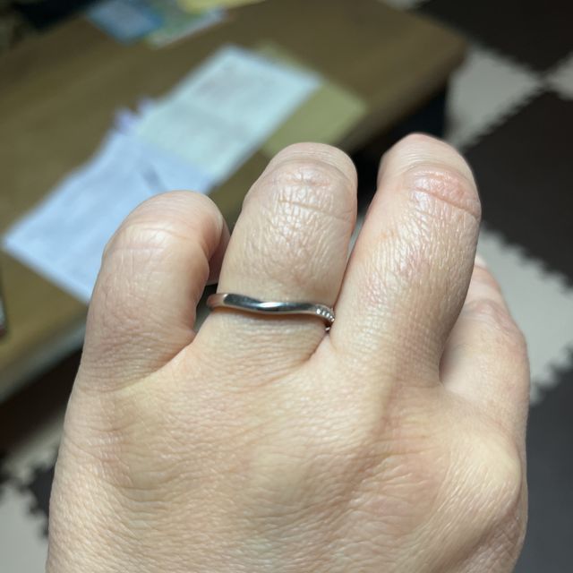 【ROYAL ASSCHER(ロイヤル・アッシャー)の口コミ】 指が太く長さが無いので…
少しでもキレイに見えるVカットデザイン…