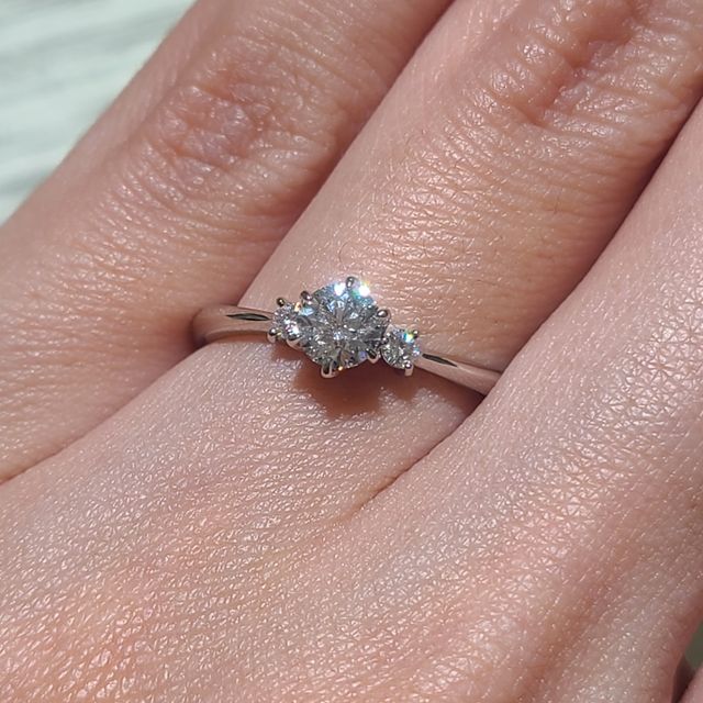 【銀座ダイヤモンドシライシの口コミ】 ハーフカラットの指輪を見せていただいて、
ととも豪華でキラキラしていま…