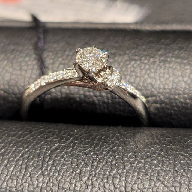 【エクセルコダイヤモンド(EXELCO DIAMOND)の口コミ】 指輪のデザインはとても独特でかなりデザイン性ある指輪です。
真ん中のダ…