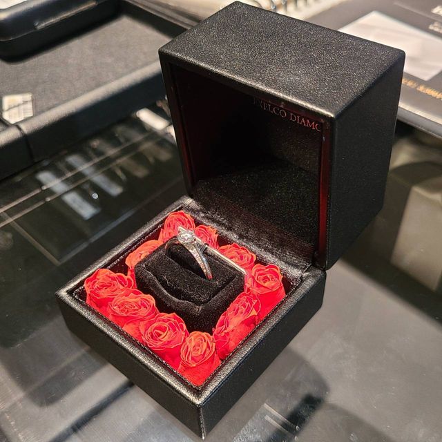 【エクセルコダイヤモンド(EXELCO DIAMOND)の口コミ】 婚約指輪を購入しました。
デザインが立体的かつ個性的で輝かしく、一目惚…