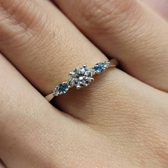 【Something Blue(サムシングブルー)の口コミ】 Something Blueの指輪が青い宝石が入っていて、
とても可愛かったです。

…