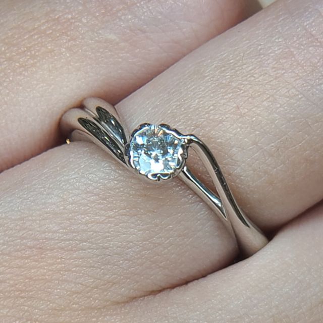 【杢目金屋(もくめがねや)の口コミ】 さくらをモチーフした婚約指輪で、
和が好きな人はおすすめです。
ダイヤ…