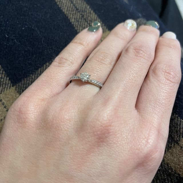 【銀座ダイヤモンドシライシの口コミ】 羽のようなデザインが可愛く、周りのメレダイヤもキラキラとして素敵だっ…
