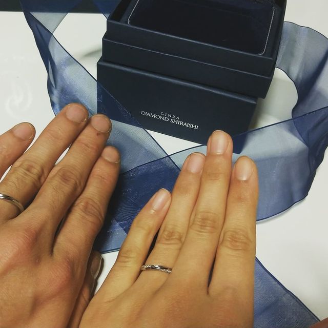 【銀座ダイヤモンドシライシの口コミ】 ネットで検索しているときから、シンプルかつ上品でウェーブきつめのペア…