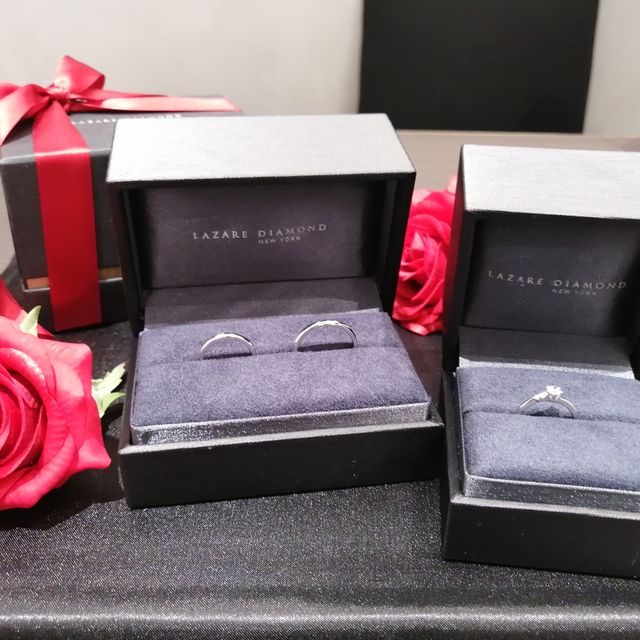 【ラザール ダイヤモンド(LAZARE DIAMOND)の口コミ】 重ね付けできるデザインを探していました。
王道の立爪がよかったのですが…