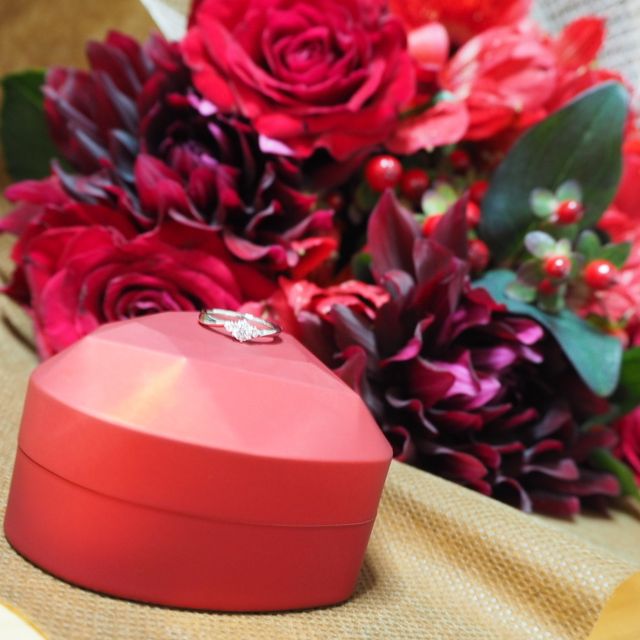 【4℃ BRIDAL(ヨンドシーブライダル)の口コミ】 ちゃんとした大きなダイヤモンドをあげたい！と思い、でも1つじゃ物足りな…