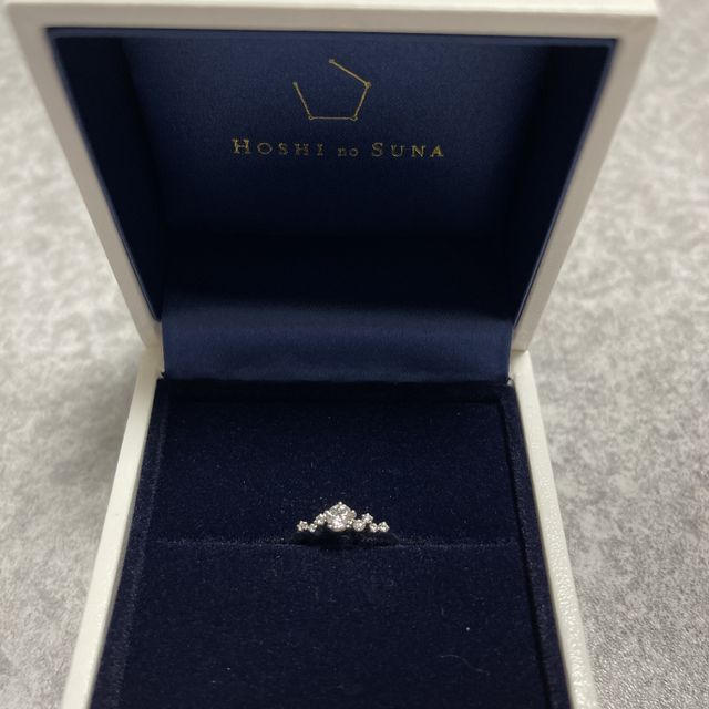 【HOSHI no SUNA 星の砂(ほしのすな)の口コミ】 星座をモチーフとした綺麗なデザインに惹かれ、決めました。
指輪の形やダ…
