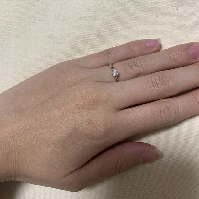 【4℃ BRIDAL(ヨンドシーブライダル)の口コミ】 指が綺麗に見えるデザインだそうです。ダイヤモンドも綺麗です。サイズは…