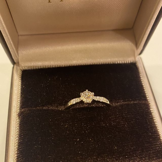 【アイプリモ(I-PRIMO)の口コミ】 素材はプラチナ、形はストレート、ダイヤはサイドメレがついているもので…