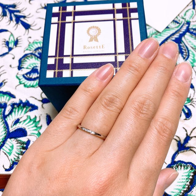 【RosettE(ロゼット)の口コミ】 細く華奢なラインのものを選びました。ダイヤも派手すぎず、少なすぎず、…