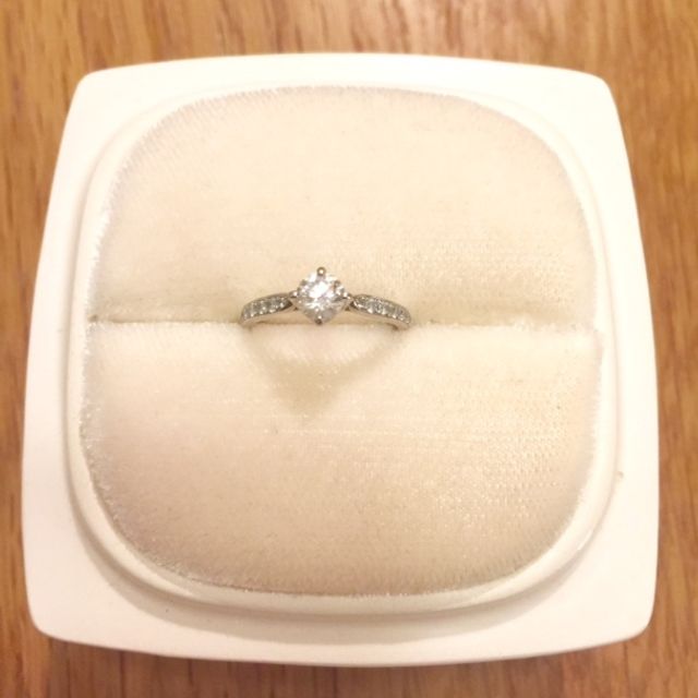 【俄(にわか)の口コミ】 俄に決めた後で店舗に見に行きましたが、普段から結婚指輪と重ねづけした…