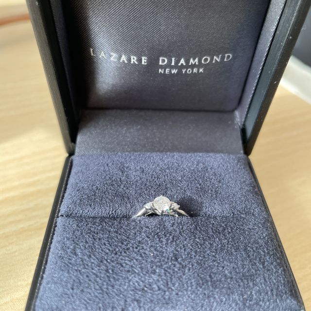 【ラザール ダイヤモンド(LAZARE DIAMOND)の口コミ】 指輪のデザインに関して、真ん中に大きなダイヤ、両側に小さなダイヤ、そ…