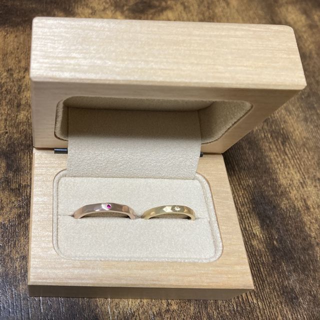 【uchimari(ウチマリ)の口コミ】 お店に売ってある指輪はキラキラした結婚指輪が多いので、ナチュラルなデ…