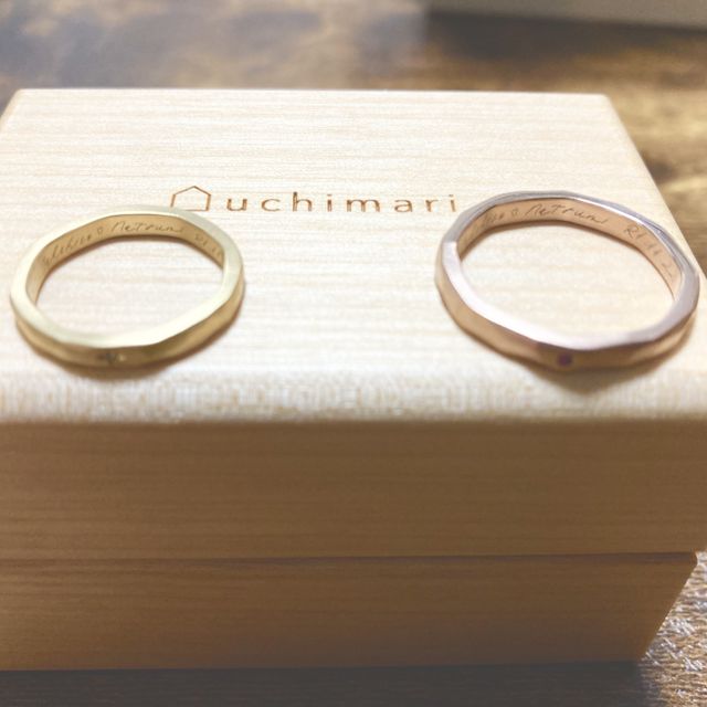 【uchimari(ウチマリ)の口コミ】 お店に売ってある指輪はキラキラした結婚指輪が多いので、ナチュラルなデ…