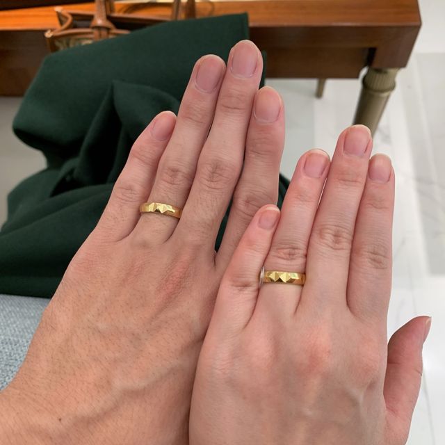 【ティファニー(Tiffany & Co.)の口コミ】 4mm幅で存在感のしっかりあるタイプです。厚めなので、かなり金属のズッシ…