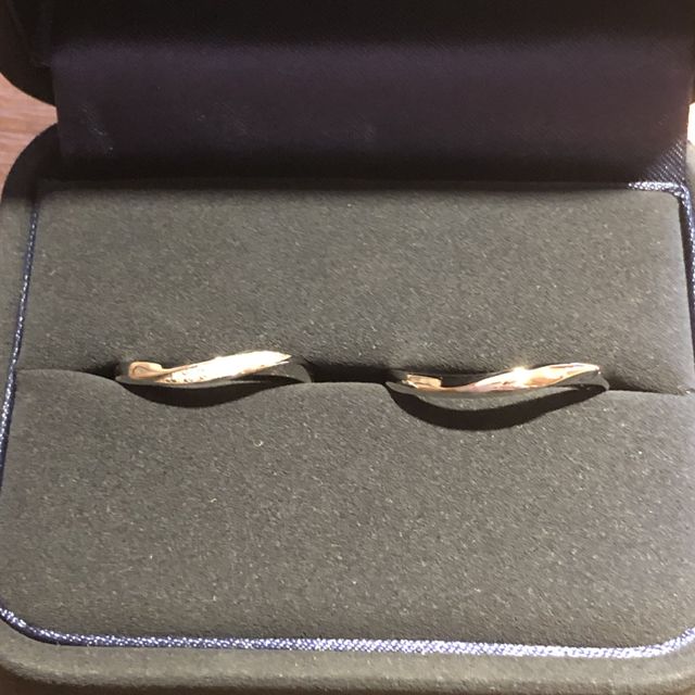 【4℃ BRIDAL(ヨンドシーブライダル)の口コミ】 指輪をいくつか試着した中で、つけたときに1番指が細く見えたのが、この結…