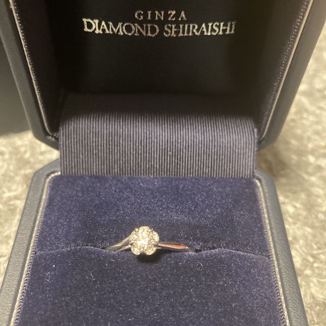 【銀座ダイヤモンドシライシの口コミ】 本当は違う指輪を検討していましたが、花が好きな私のためにダイヤモンド…