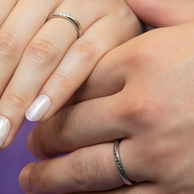 【Ponte Vecchio(ポンテヴェキオ)の口コミ】 デザインと価格が決め手となりました。
ウェーブがかった模様に、メンズは…