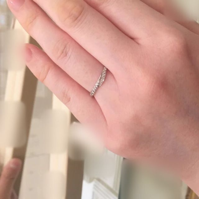 【Mariage ent(マリアージュエント)の口コミ】 V字や強いウェーブの入ったリングを希望していましたが、実際に試着をする…