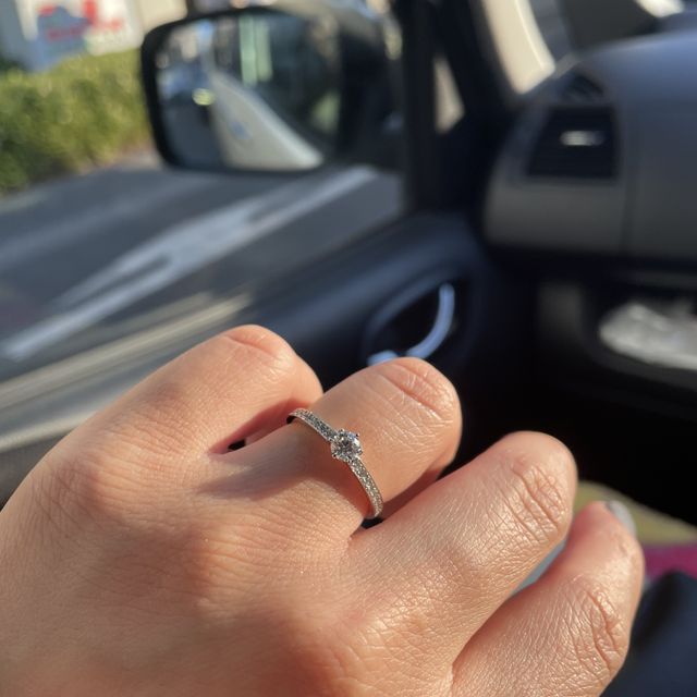 【エクセルコダイヤモンド(EXELCO DIAMOND)の口コミ】 婚約指輪はこのデザインで決まっていて、上にのせるダイアモンドを既製の…
