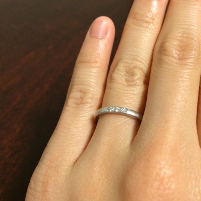 【銀座ダイヤモンドシライシの口コミ】 仕事上、あまり手元がキラキラすることは控えたかったので、上品に石が三…
