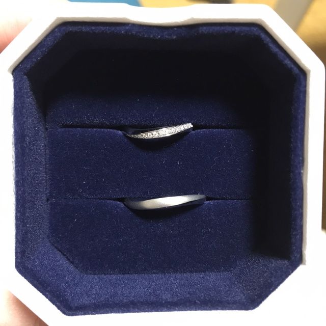 【4℃ BRIDAL(ヨンドシーブライダル)の口コミ】 いろんなタイプのデザインの指輪を試着させていただき、ツヤ消しのマット…