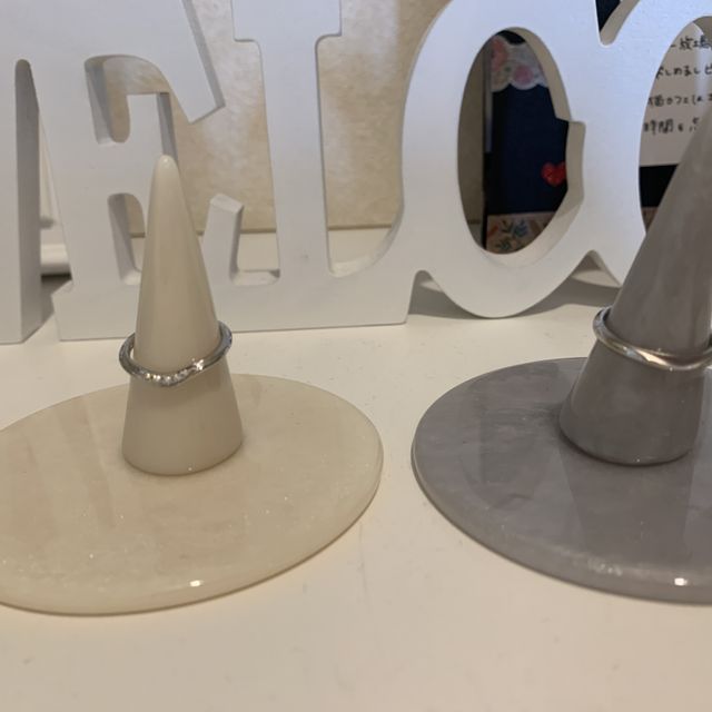 【ケイウノ ブライダル(K.UNO BRIDAL)の口コミ】 婚約指輪のダイヤにはまるようなＶ字のデザインにしました。
単体で付けて…