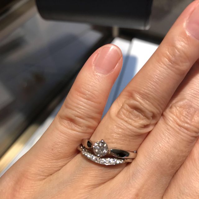 【ブルガリ(BVLGARI)の口コミ】 婚約指輪を中心に見てたところ、このインコントロ ダモーレを重ね付けに合…