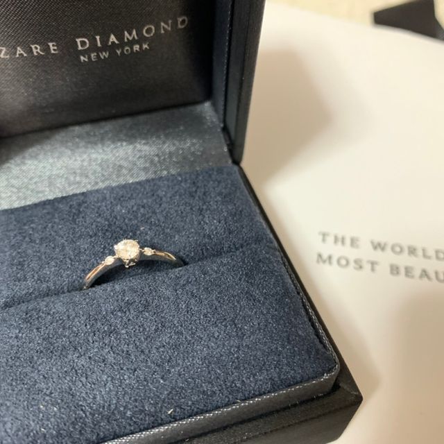 【ラザール ダイヤモンド【取扱店販売】の口コミ】 個人的な好み、見栄え、婚約指輪らしさ等を考慮して選びました。このデザ…