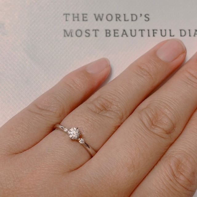 【ラザール ダイヤモンド【取扱店販売】の口コミ】 個人的な好み、見栄え、婚約指輪らしさ等を考慮して選びました。このデザ…