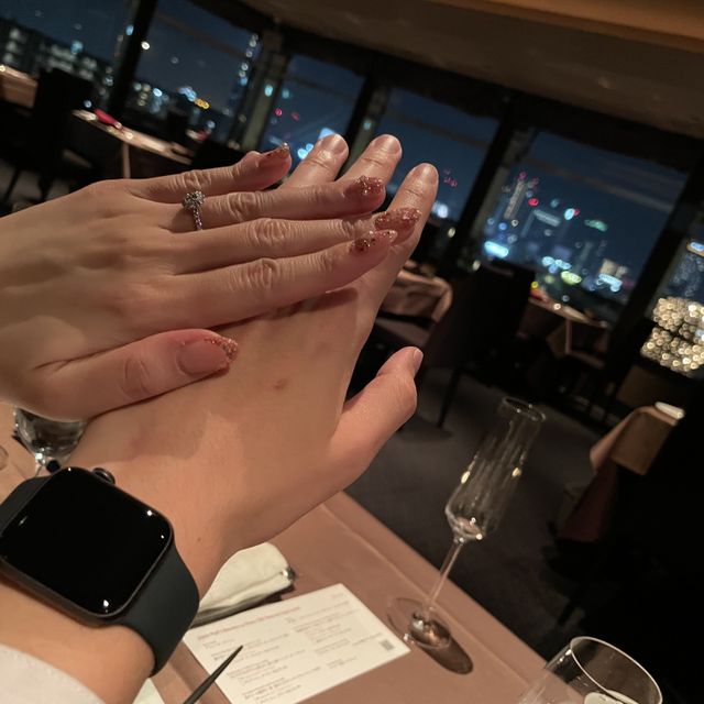 【宝寿堂(ほうじゅどう)の口コミ】 アームにメレが並んでおり、華やかな彼女の指にあう煌びやかなデザインで…