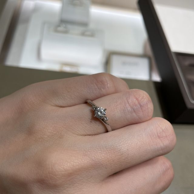 【アイプリモ(I-PRIMO)の口コミ】 メレダイヤ・ウェーブデザインの指輪です。ウェーブのカーブにこだわって…