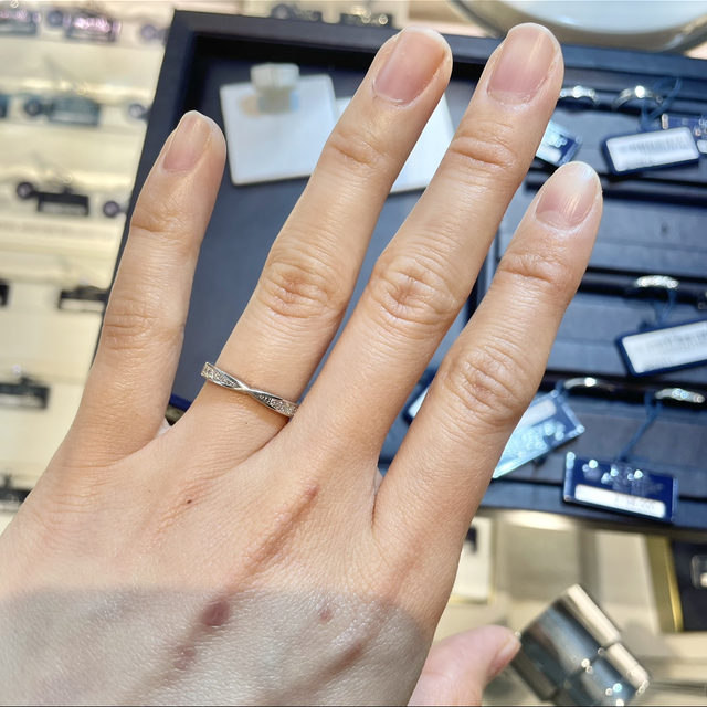 【ROYAL ASSCHER(ロイヤル・アッシャー)の口コミ】 写真で見るとデザイン性のある指輪に見えますが、つけてみたらシンプルな…