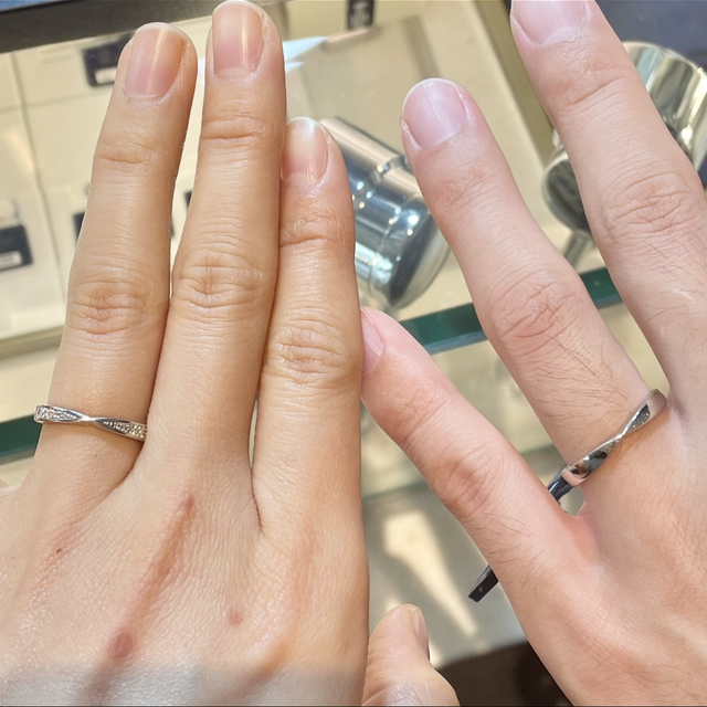 【ROYAL ASSCHER(ロイヤル・アッシャー)の口コミ】 写真で見るとデザイン性のある指輪に見えますが、つけてみたらシンプルな…