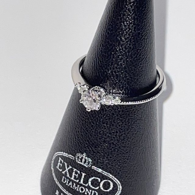 【エクセルコダイヤモンド(EXELCO DIAMOND)の口コミ】 デザインが豊富でかなり迷いましたが、メインのダイヤの横に小さなダイヤ…