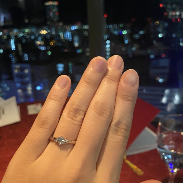 【アイプリモ(I-PRIMO)の口コミ】 婚約指輪は2人で見に行き、納得したものを選ぶことができました。メインの…