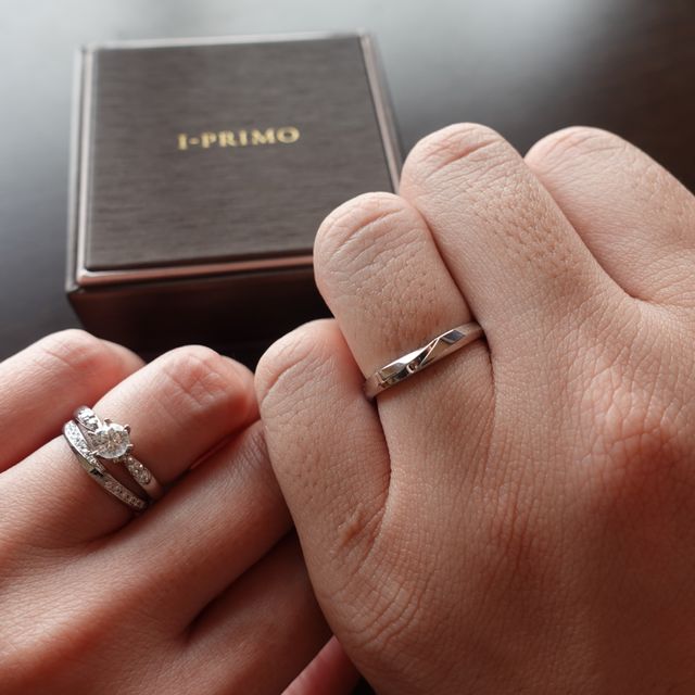 【アイプリモ(I-PRIMO)の口コミ】 婚約指輪は周りにメレダイヤがありながら、シルバー部分も見えるアルニラ…