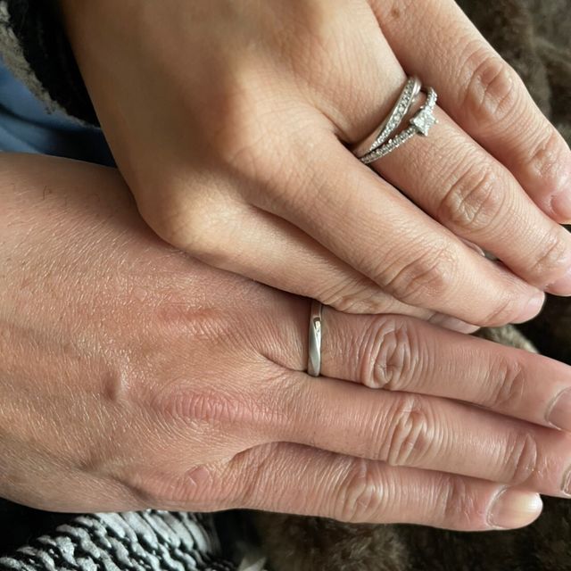 【4℃ BRIDAL(ヨンドシーブライダル)の口コミ】 ウエーブで男性の方にはつや消し加工、
探していたデザインだったので。
…