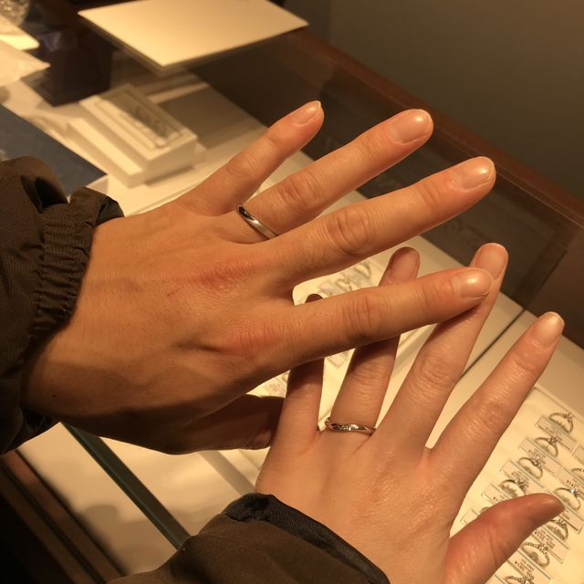 【銀座ダイヤモンドシライシの口コミ】 デザインがとにかく可愛かったこと！
私の選んだ指輪は波がダイヤの横につ…