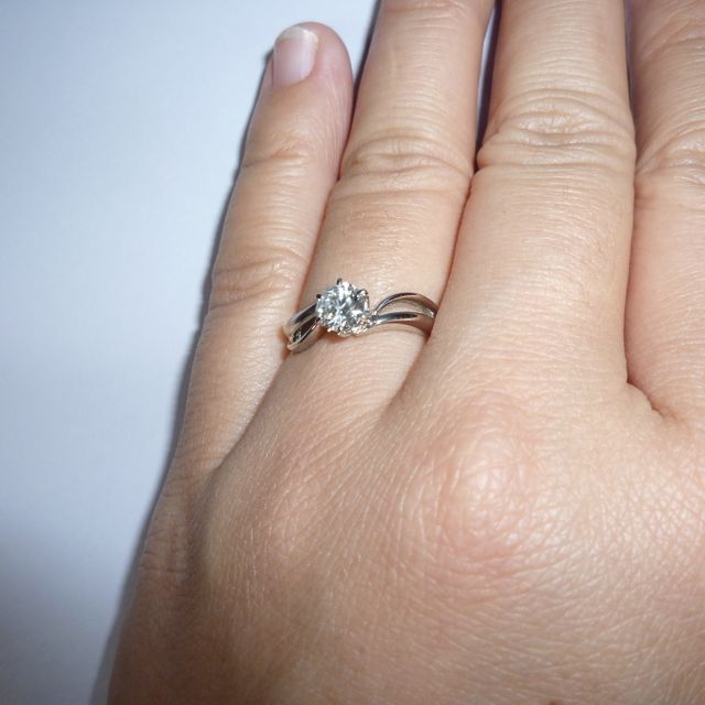 【LUZIR(ルジール)の口コミ】 指にコンプレックスがあり自分に似合うものがあるか不安でしたが、大きめ…