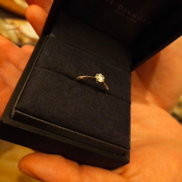 【ラザール ダイヤモンド(LAZARE DIAMOND)の口コミ】 シンプルなものがよかったので
個性的なものよりも着けやすい
デザインを…