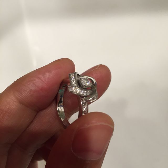 【ブシュロン(BOUCHERON)の口コミ】 婚約指輪の厳かさも残しつつ、お花の形が柔らかく女性らしく、普段使いも…